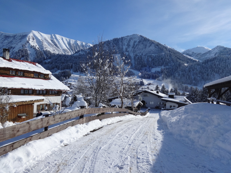 Blick von der Terasse auf Widderstein und Walmedingerhorn